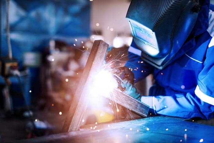 Opérateur en transformation de matériaux sur une ligne de production industrielle