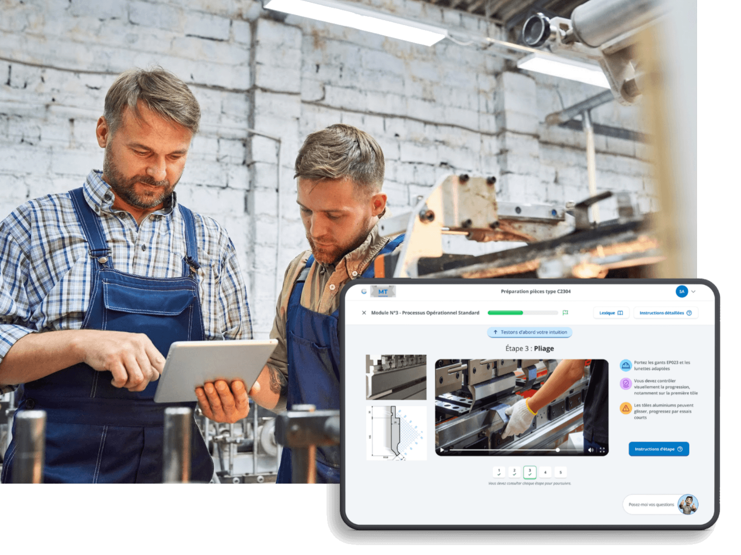 Deux opérateurs sur le terrain consultant une instruction interactive sur tablette