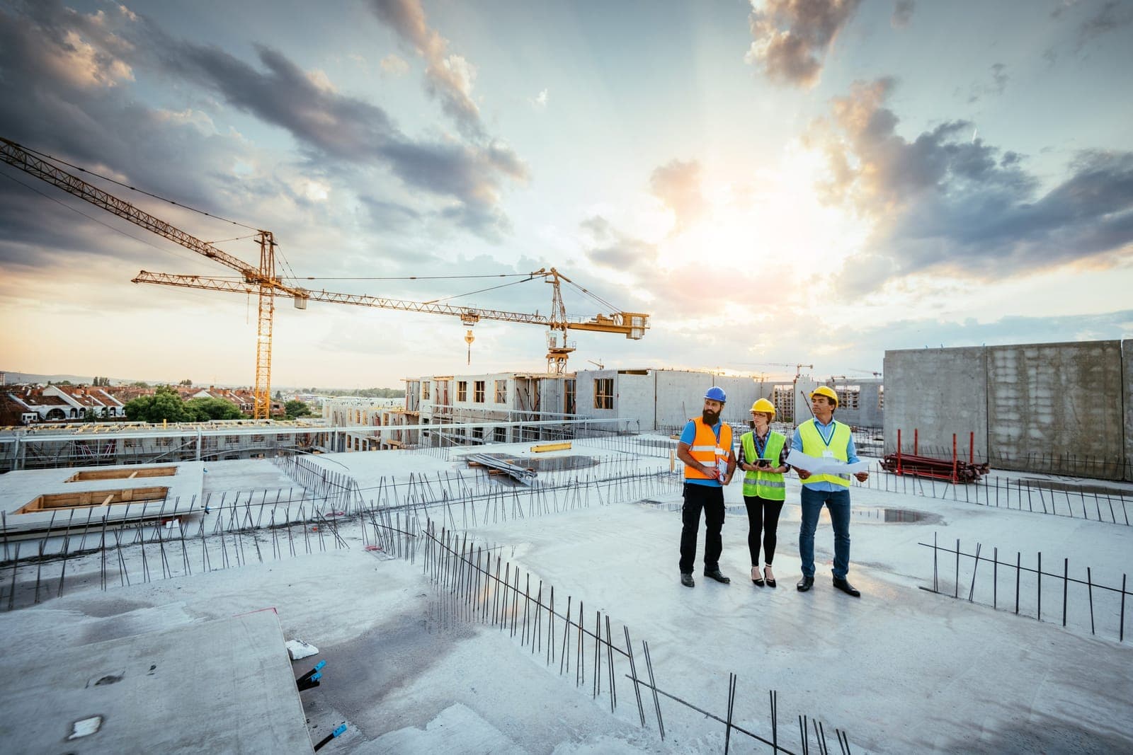 Équipe sur un chantier industriel au coucher du soleil