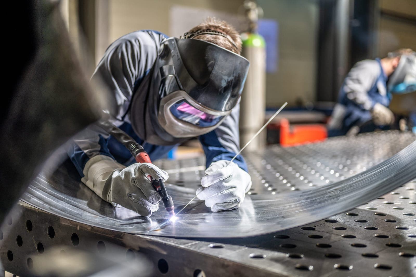 Soudeur au travail sur une pièce métallique