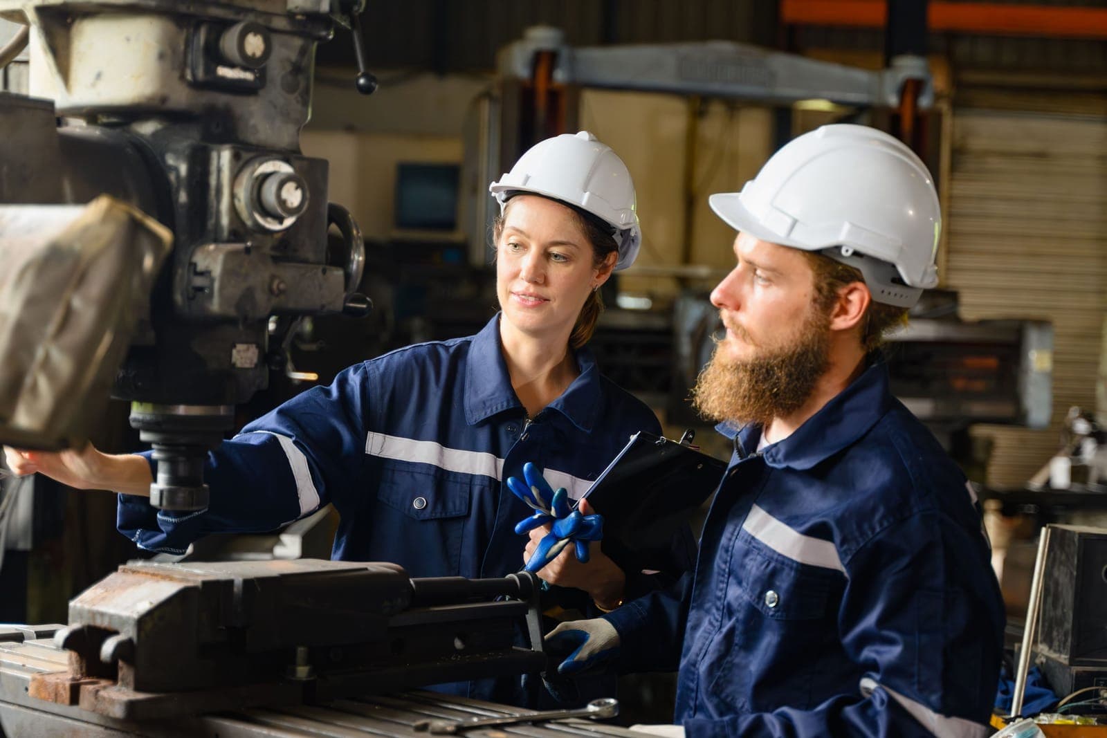 Deux techniciens industriels formés sur une machine-outil